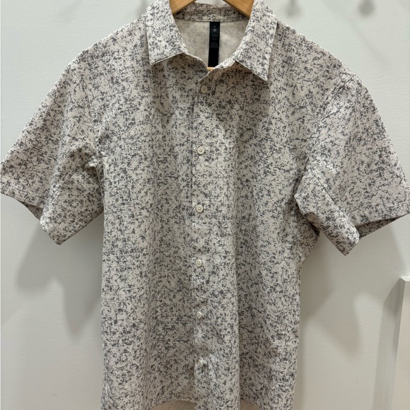 Men’s Lululemon White and Gray Casual Button Down Shirt - Picture 1 of 3